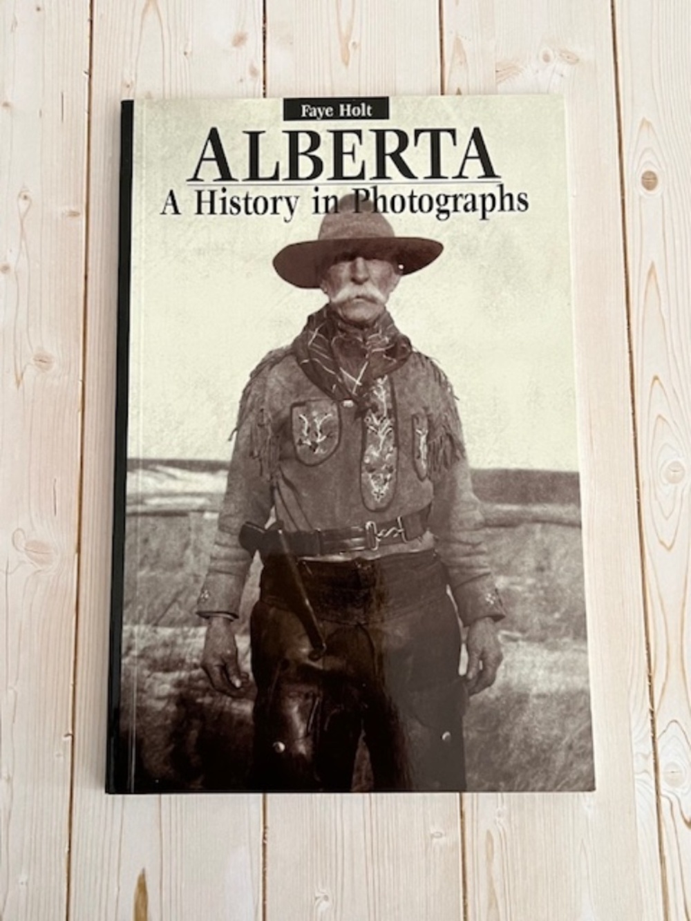 Alberta: A History in Photographs Book by Faye Holt BRAND NEW